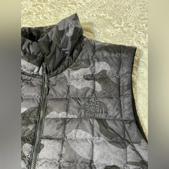 The North Face Thermoball Eco Black Camo Puffer Vest. Medium - Picture 2 of 8